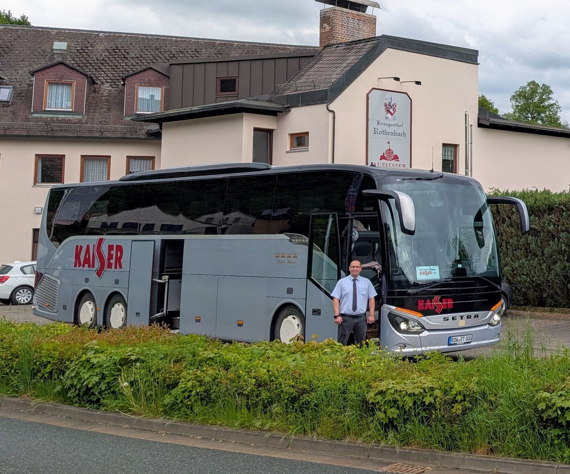 Daniel mit Bus vor dem Reisebus